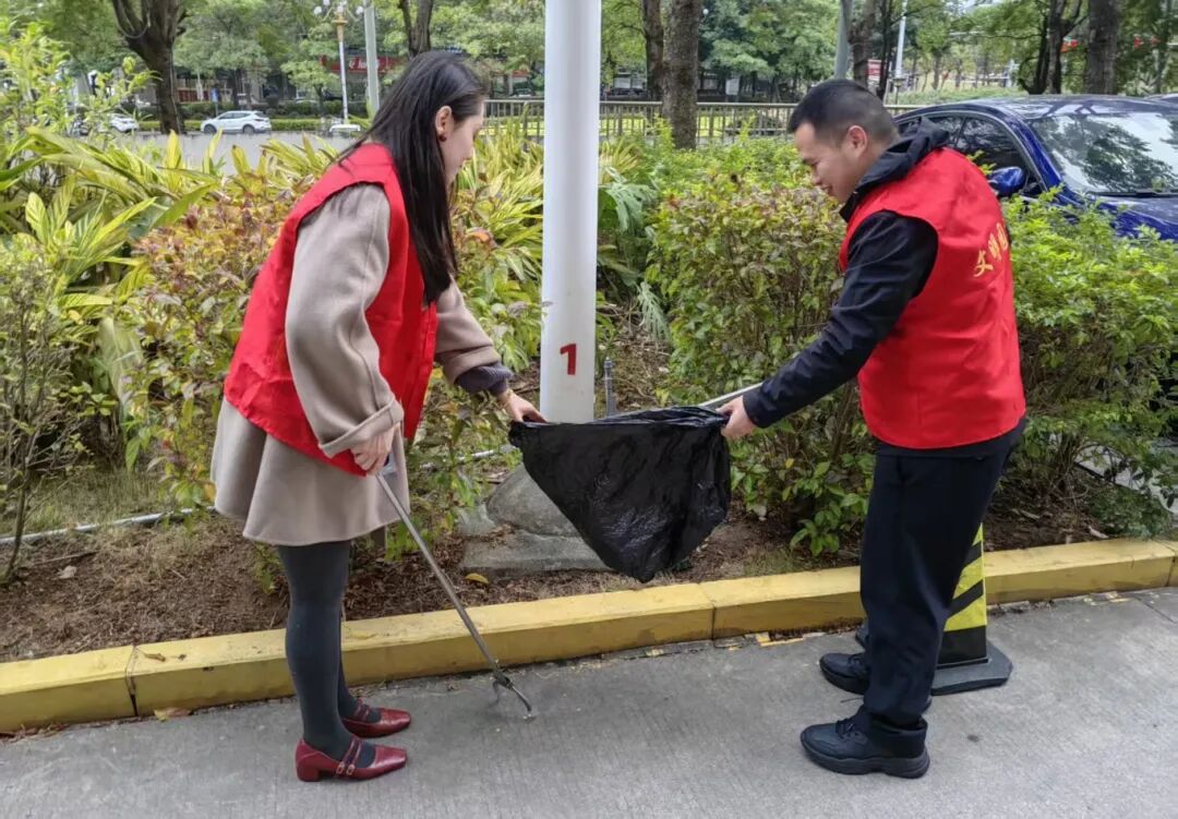 弯腰一秒，让园区颜值“满格”！